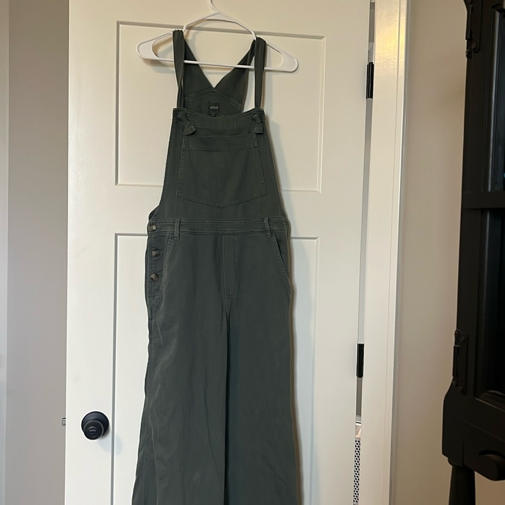 Size M (I’d say size 4/6) Arie overalls.